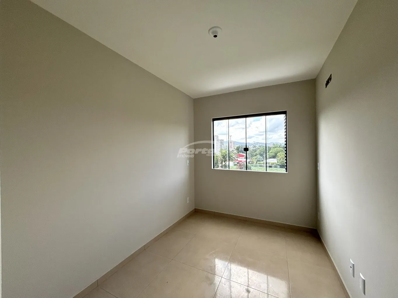 Com 54m, o imóvel contem 02 dormitórios, sala de estar, cozinha e sala de jantar conjugadas, banheiro social, churrasqueira, área de serviço e 01 vaga de garagem coberta. — foto 3