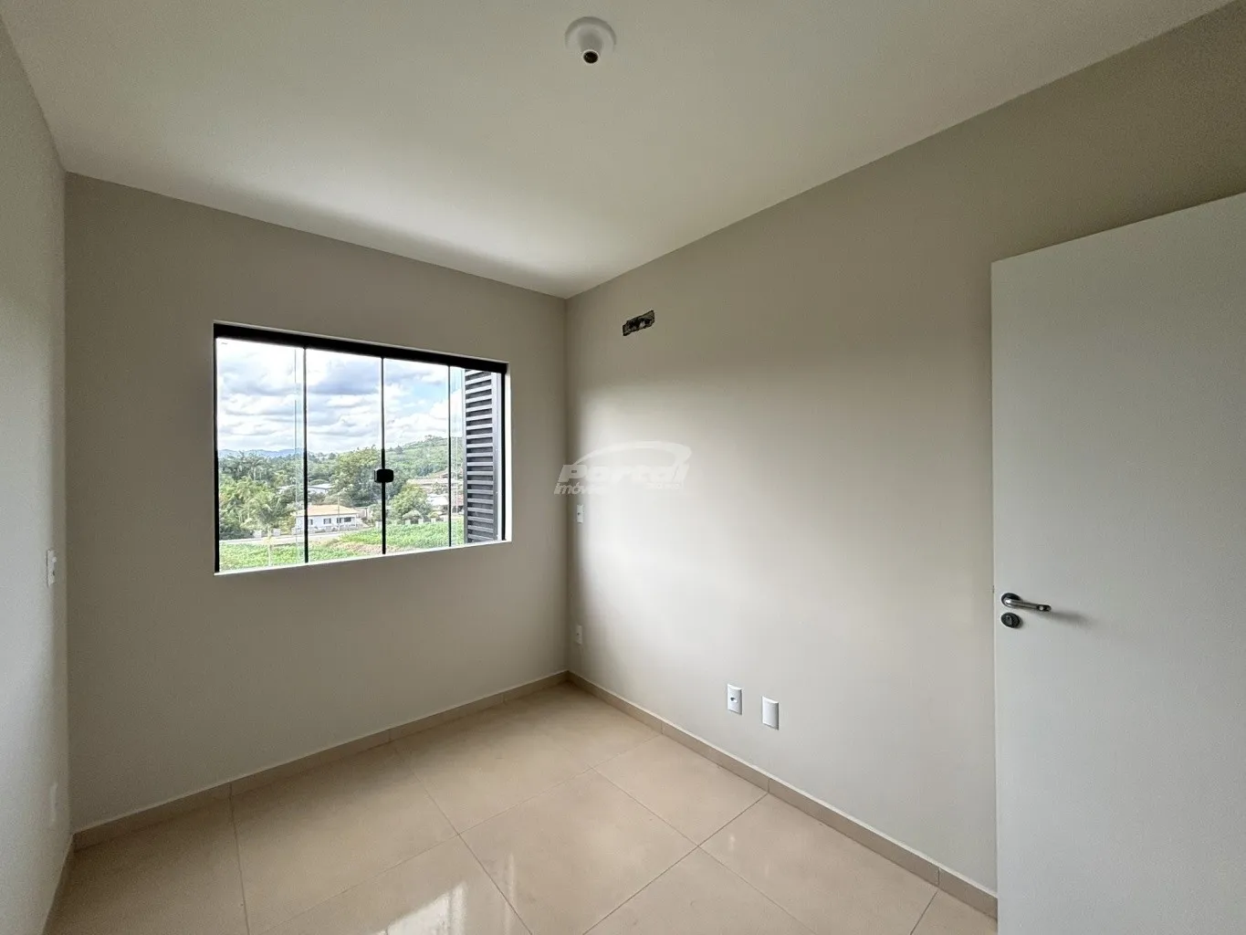 Com 54m, o imóvel contem 02 dormitórios, sala de estar, cozinha e sala de jantar conjugadas, banheiro social, churrasqueira, área de serviço e 01 vaga de garagem coberta. — foto 4