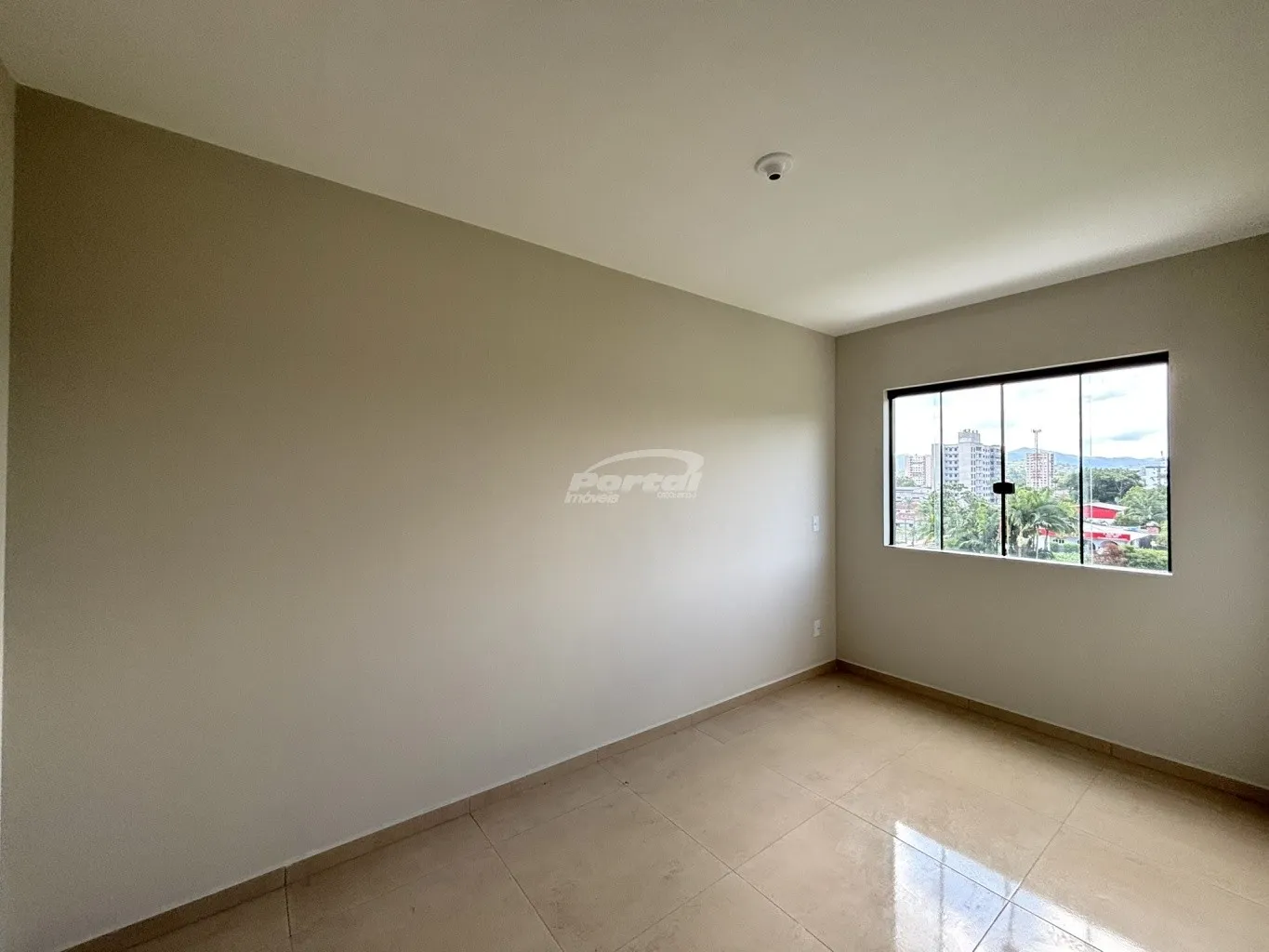 Com 54m, o imóvel contem 02 dormitórios, sala de estar, cozinha e sala de jantar conjugadas, banheiro social, churrasqueira, área de serviço e 01 vaga de garagem coberta. — foto 5