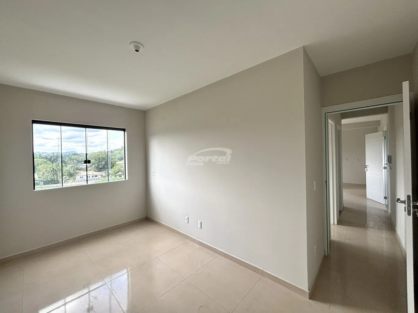 Com 54m, o imóvel contem 02 dormitórios, sala de estar, cozinha e sala de jantar conjugadas, banheiro social, churrasqueira, área de serviço e 01 vaga de garagem coberta. — foto 6