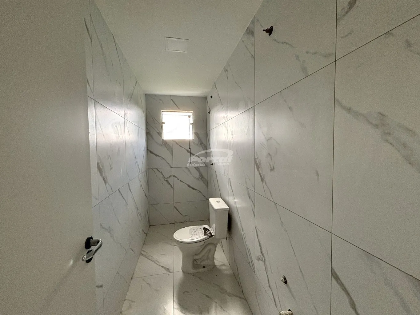 Com 54m, o imóvel contem 02 dormitórios, sala de estar, cozinha e sala de jantar conjugadas, banheiro social, churrasqueira, área de serviço e 01 vaga de garagem coberta. — foto 7