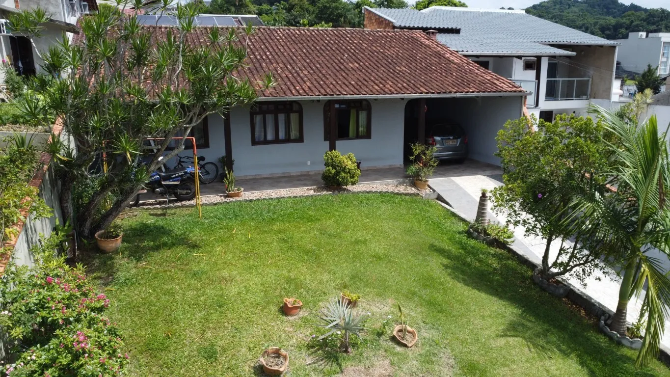 Casa averbada com 03 Dormitórios no Bairro Velha Central Blumenau/SC Ref. 1648 - foto 1