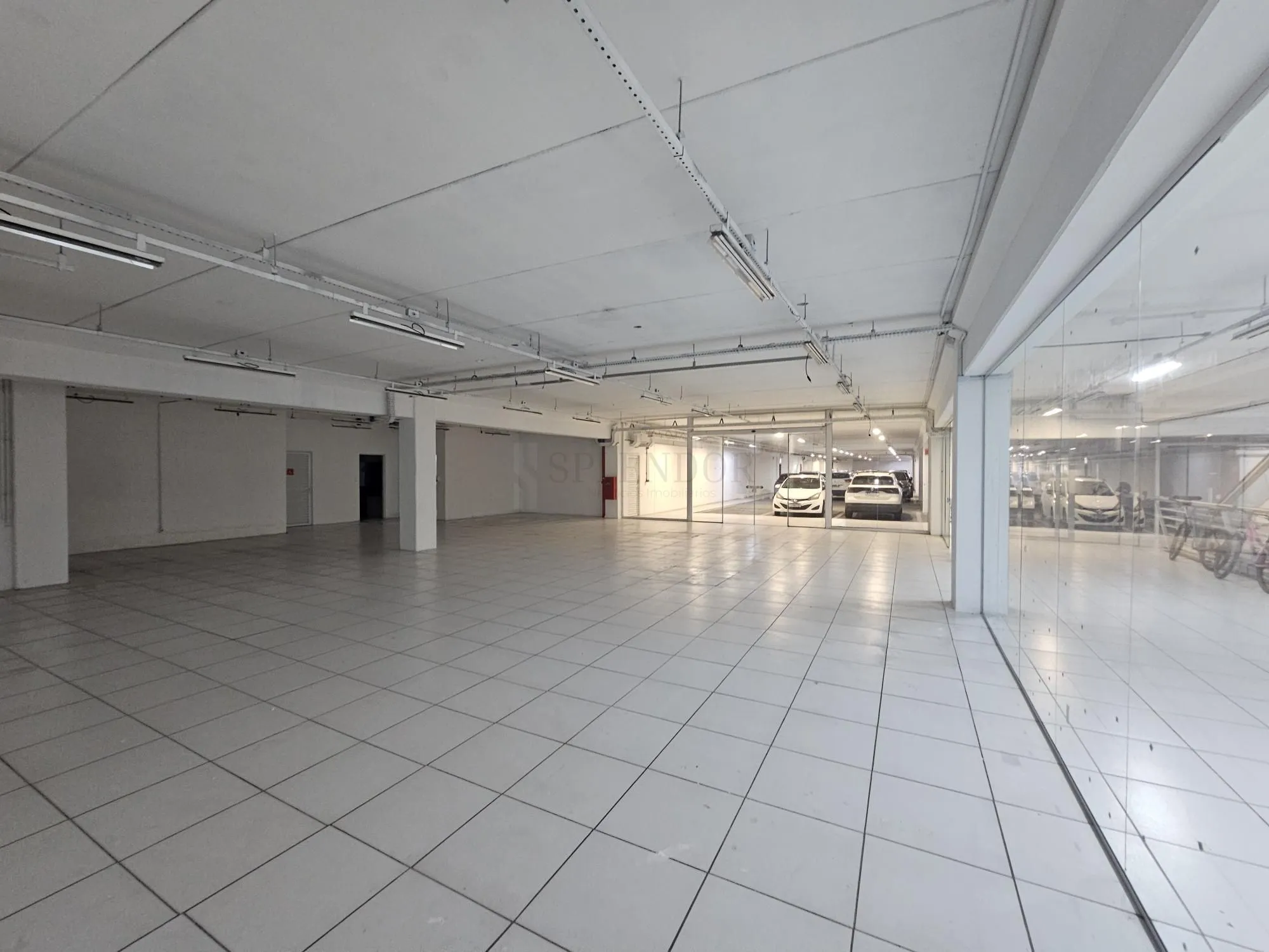 Sala comercial 833 m na Rua 7 de Setembro com amplo estacionamento - foto 1