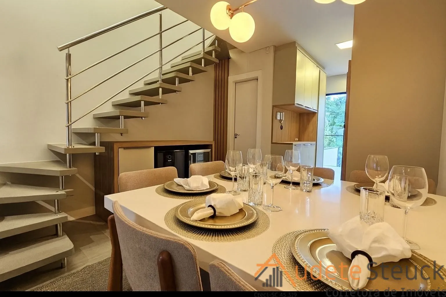 Sobrado novo mobiliado com 2 suítes e amplo terreno no Água Verde - foto 1