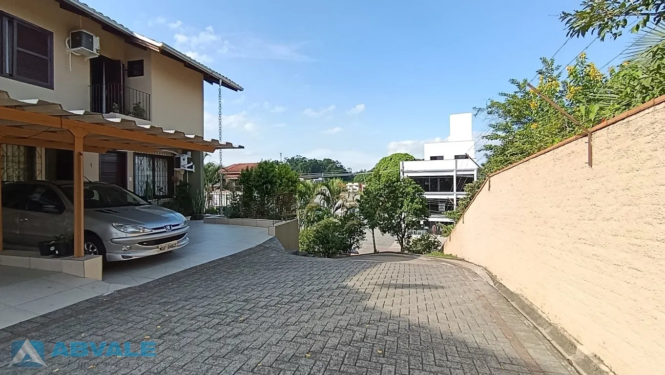 Casa sobrado geminado com 3 dormitórios sendo um deles suíte com sacada e vaga de garagem para 2 carros — foto 2