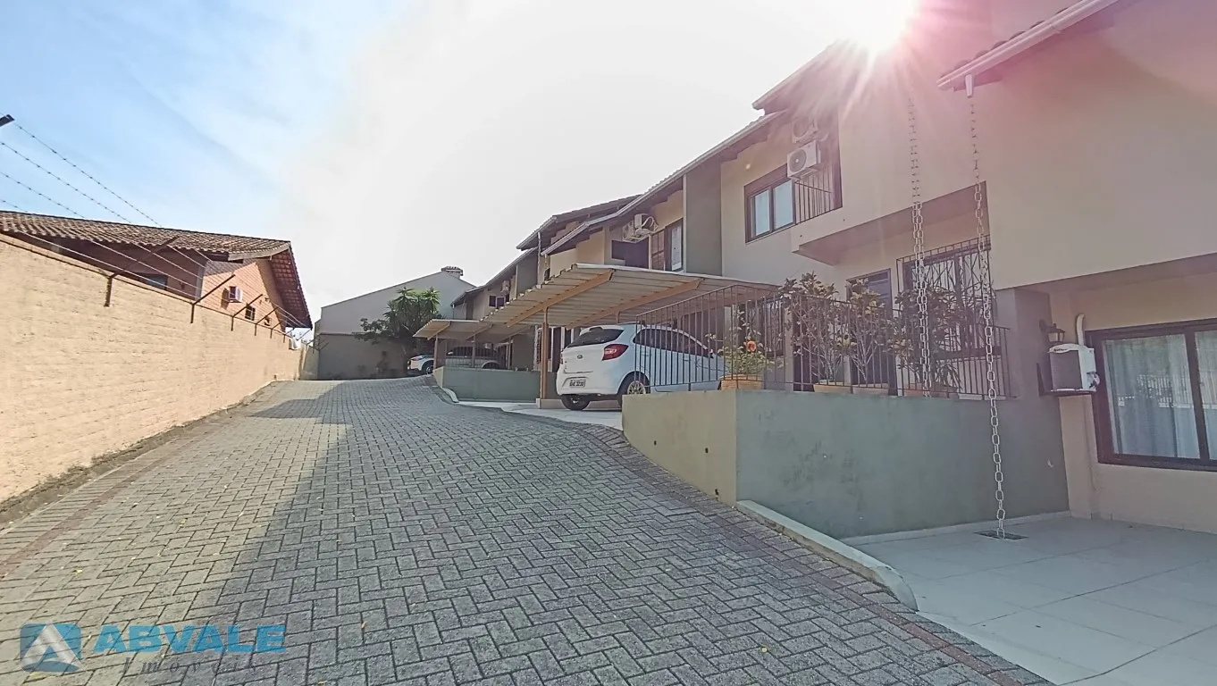 Casa sobrado geminado com 3 dormitórios sendo um deles suíte com sacada e vaga de garagem para 2 carros — foto 3