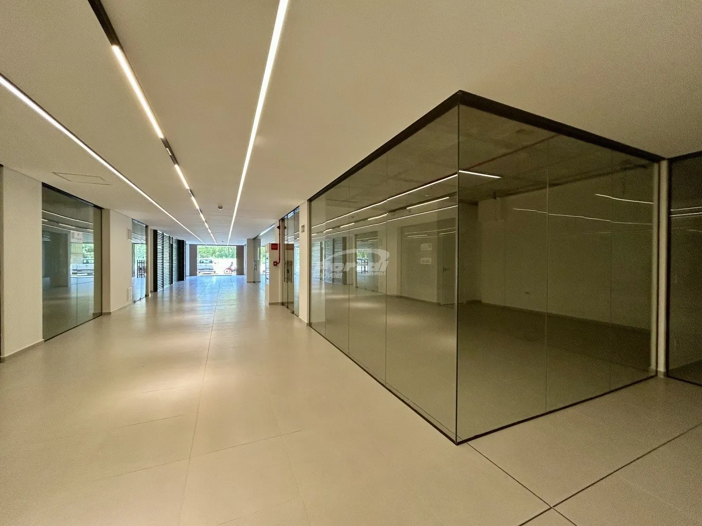 Sala térrea nova disponível para locação no bairro Centro em Balneário Piçarras/SC. (Cód. 23294) - foto 1