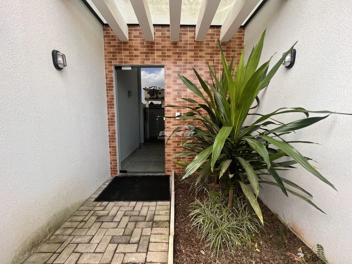 Apartamento com 02 dormitórios, sala de estar aconchegante, cozinha funcional, área de serviço, 01 banheiro social, sacada com churrasqueira, 01 vaga de garagem e pequeno jardim lateral com acesso direto à garagem — foto 2