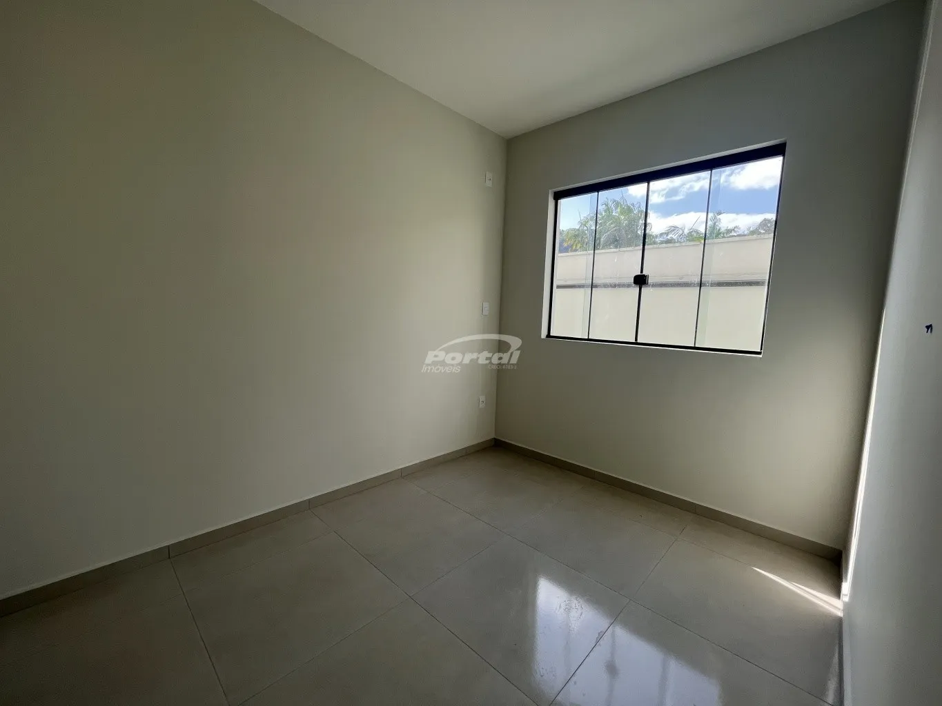 Apartamento com 02 dormitórios, sala de estar aconchegante, cozinha funcional, área de serviço, 01 banheiro social, sacada com churrasqueira, 01 vaga de garagem e pequeno jardim lateral com acesso direto à garagem — foto 3