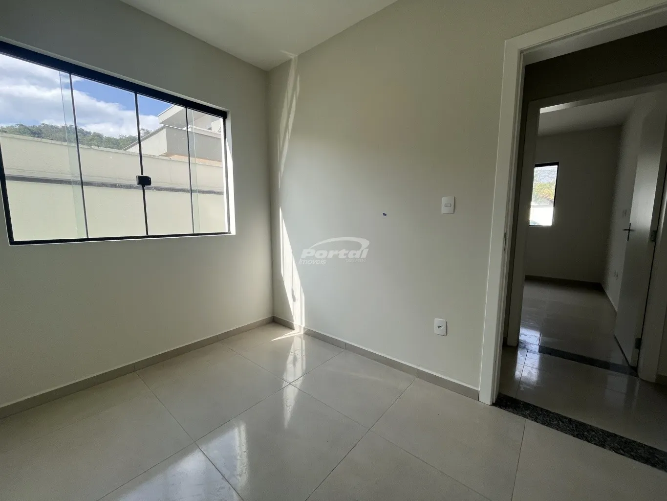 Apartamento com 02 dormitórios, sala de estar aconchegante, cozinha funcional, área de serviço, 01 banheiro social, sacada com churrasqueira, 01 vaga de garagem e pequeno jardim lateral com acesso direto à garagem — foto 4