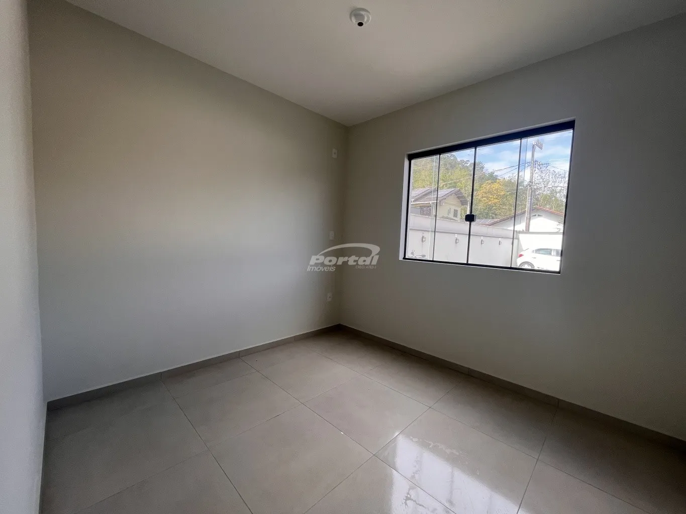 Apartamento com 02 dormitórios, sala de estar aconchegante, cozinha funcional, área de serviço, 01 banheiro social, sacada com churrasqueira, 01 vaga de garagem e pequeno jardim lateral com acesso direto à garagem — foto 6