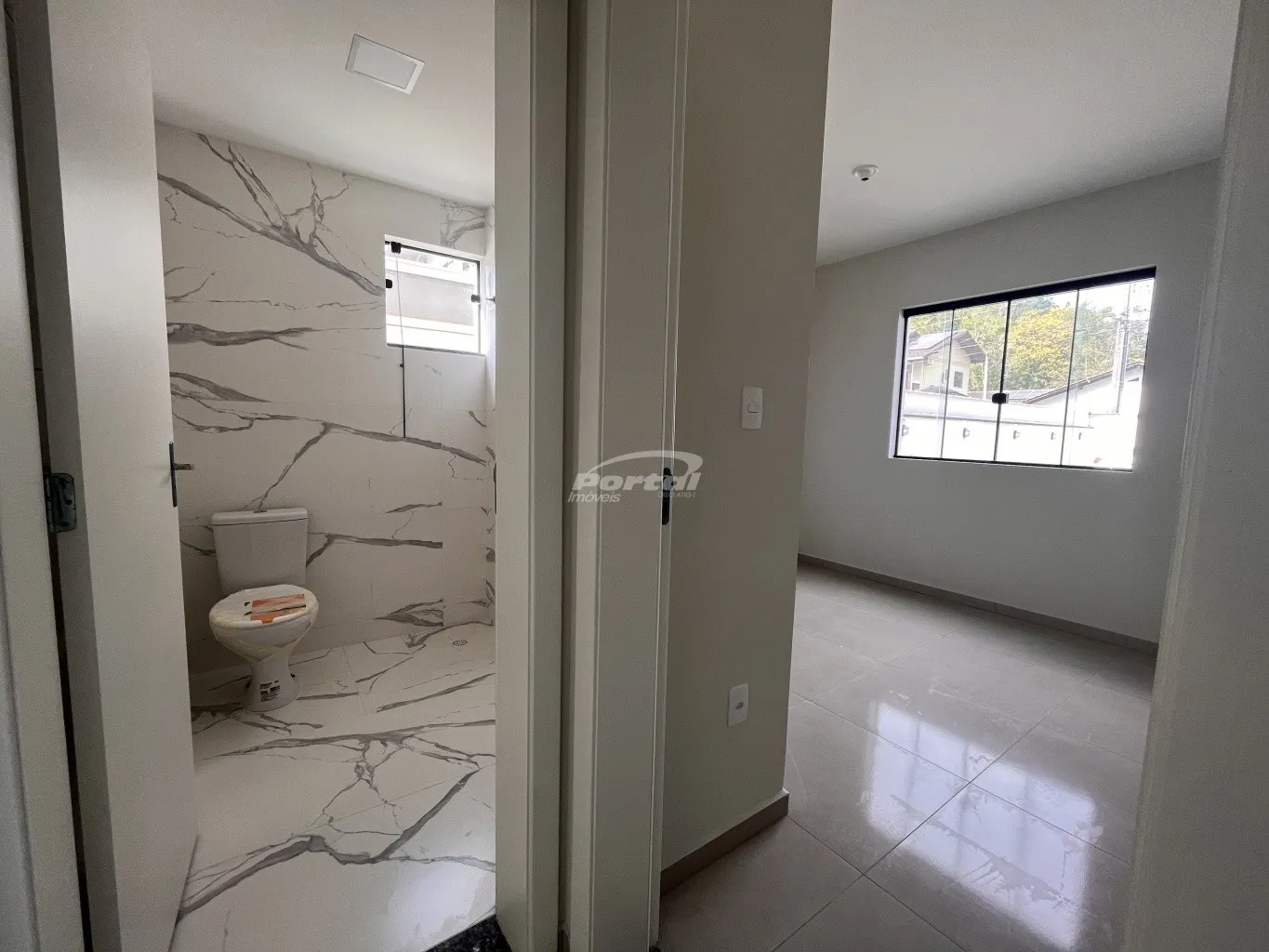 Apartamento com 02 dormitórios, sala de estar aconchegante, cozinha funcional, área de serviço, 01 banheiro social, sacada com churrasqueira, 01 vaga de garagem e pequeno jardim lateral com acesso direto à garagem — foto 7