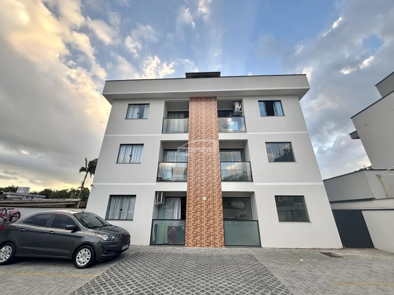 Apartamento com 02 dormitórios, sala de estar aconchegante, cozinha funcional, área de serviço, 01 banheiro social, sacada com churrasqueira, 01 vaga de garagem e pequeno jardim lateral com acesso direto à garagem - foto 1