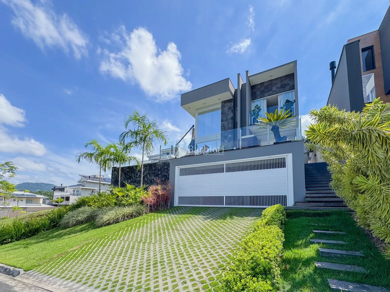 Casa de Alto Padrão com 3 Suítes, Piscina de Borda Infinita e Energia Solar em Condomínio Completo - foto 1