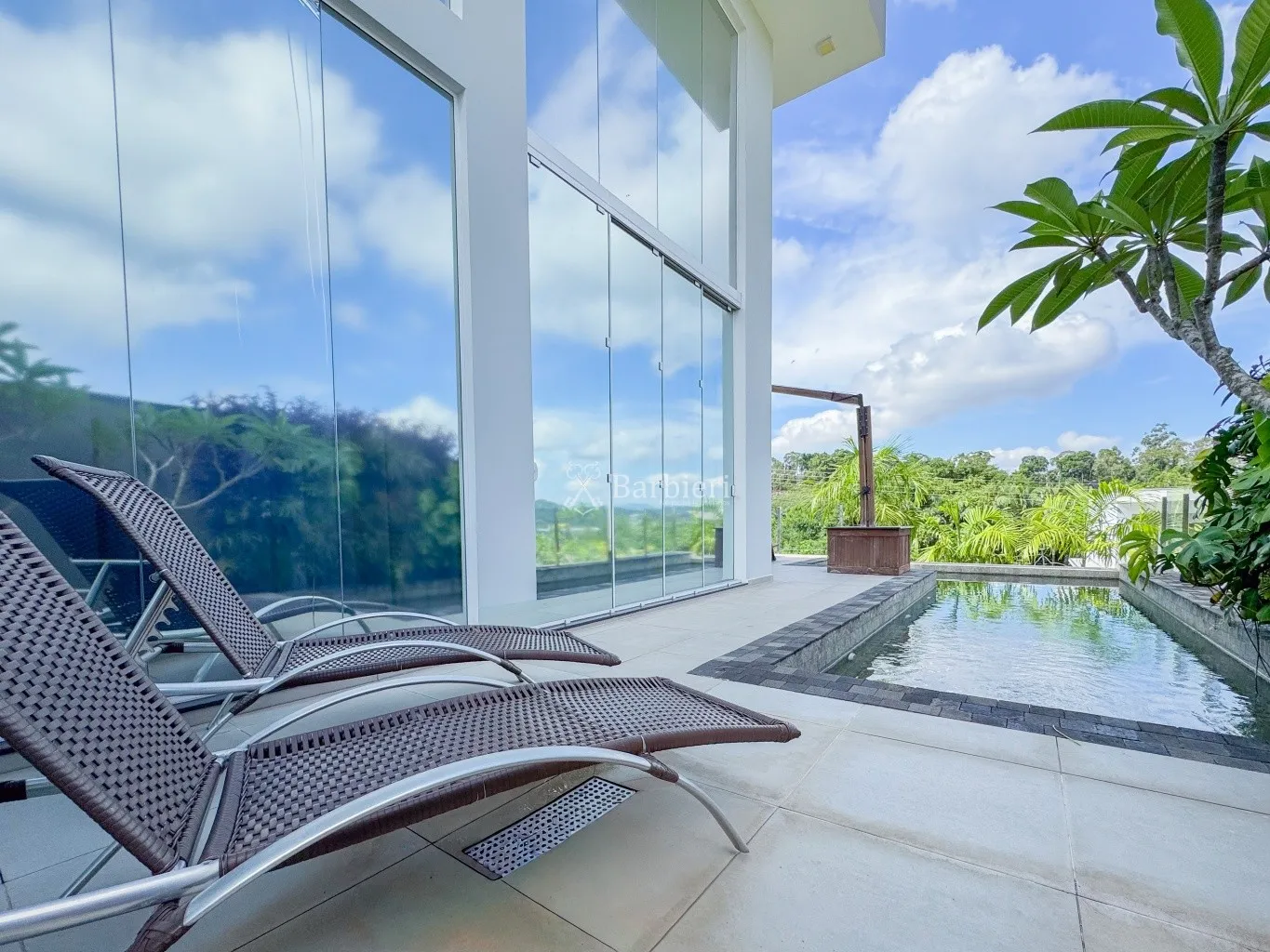 Casa de Alto Padrão com 3 Suítes, Piscina de Borda Infinita e Energia Solar em Condomínio Completo — foto 2