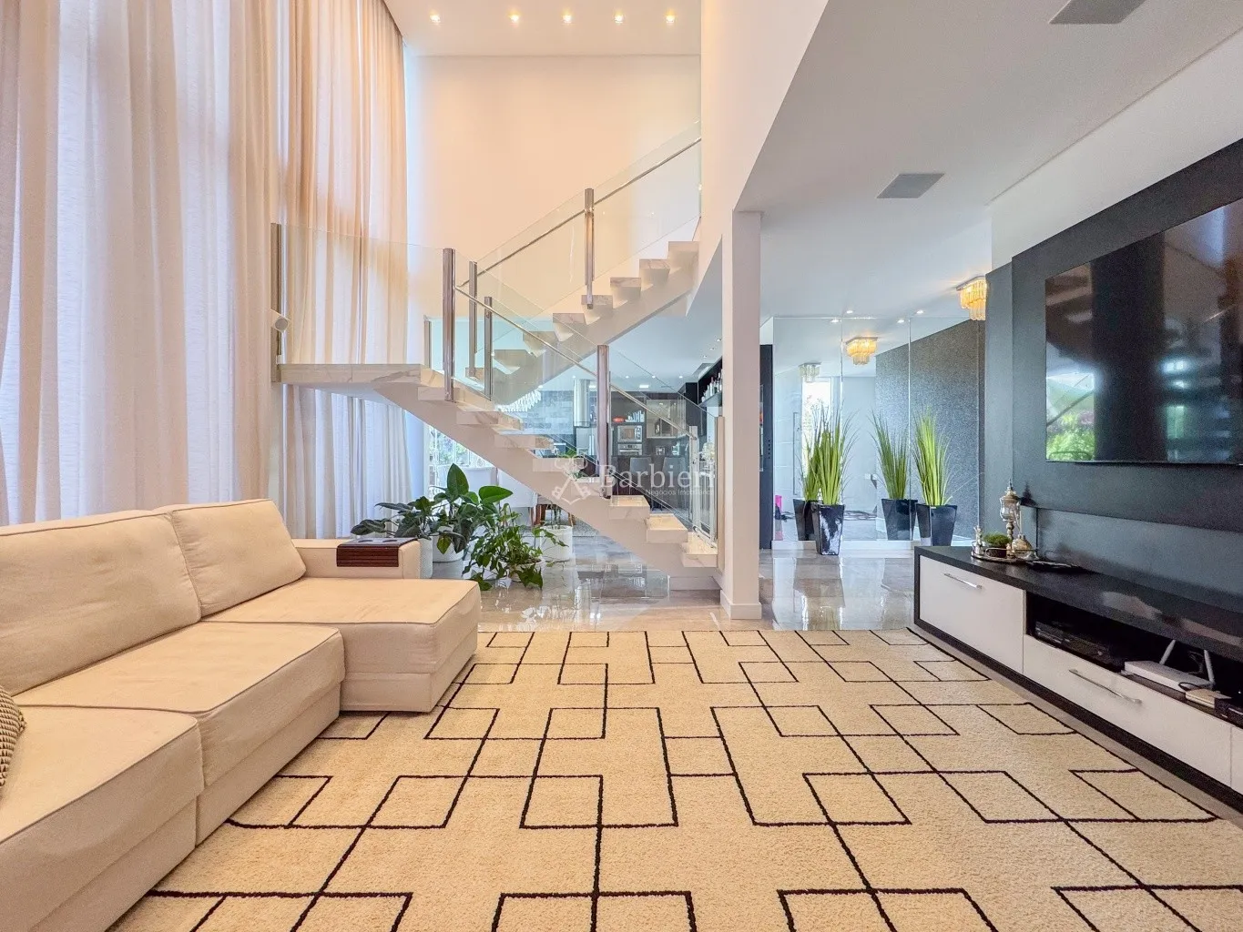 Casa de Alto Padrão com 3 Suítes, Piscina de Borda Infinita e Energia Solar em Condomínio Completo — foto 3