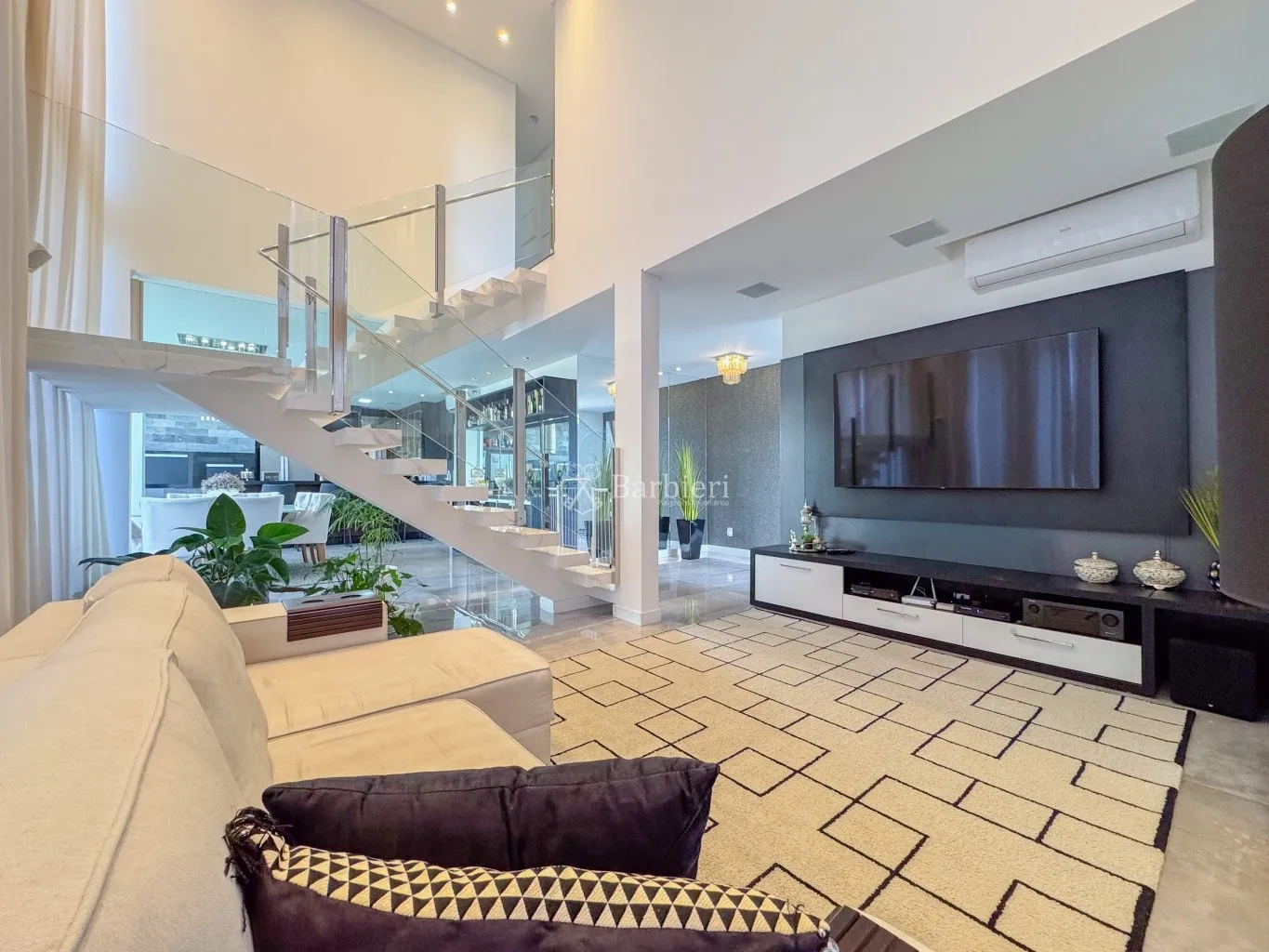 Casa de Alto Padrão com 3 Suítes, Piscina de Borda Infinita e Energia Solar em Condomínio Completo — foto 4