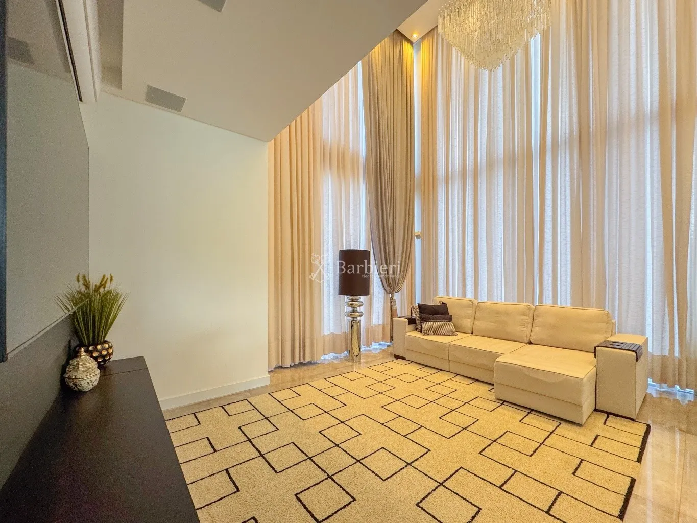 Casa de Alto Padrão com 3 Suítes, Piscina de Borda Infinita e Energia Solar em Condomínio Completo — foto 5