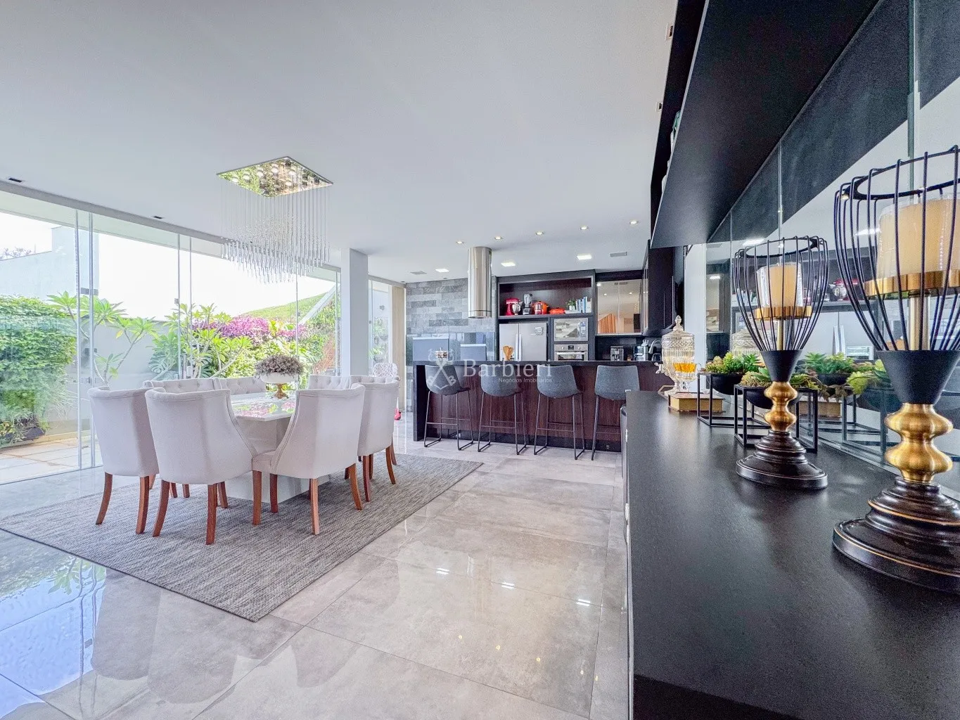 Casa de Alto Padrão com 3 Suítes, Piscina de Borda Infinita e Energia Solar em Condomínio Completo — foto 6