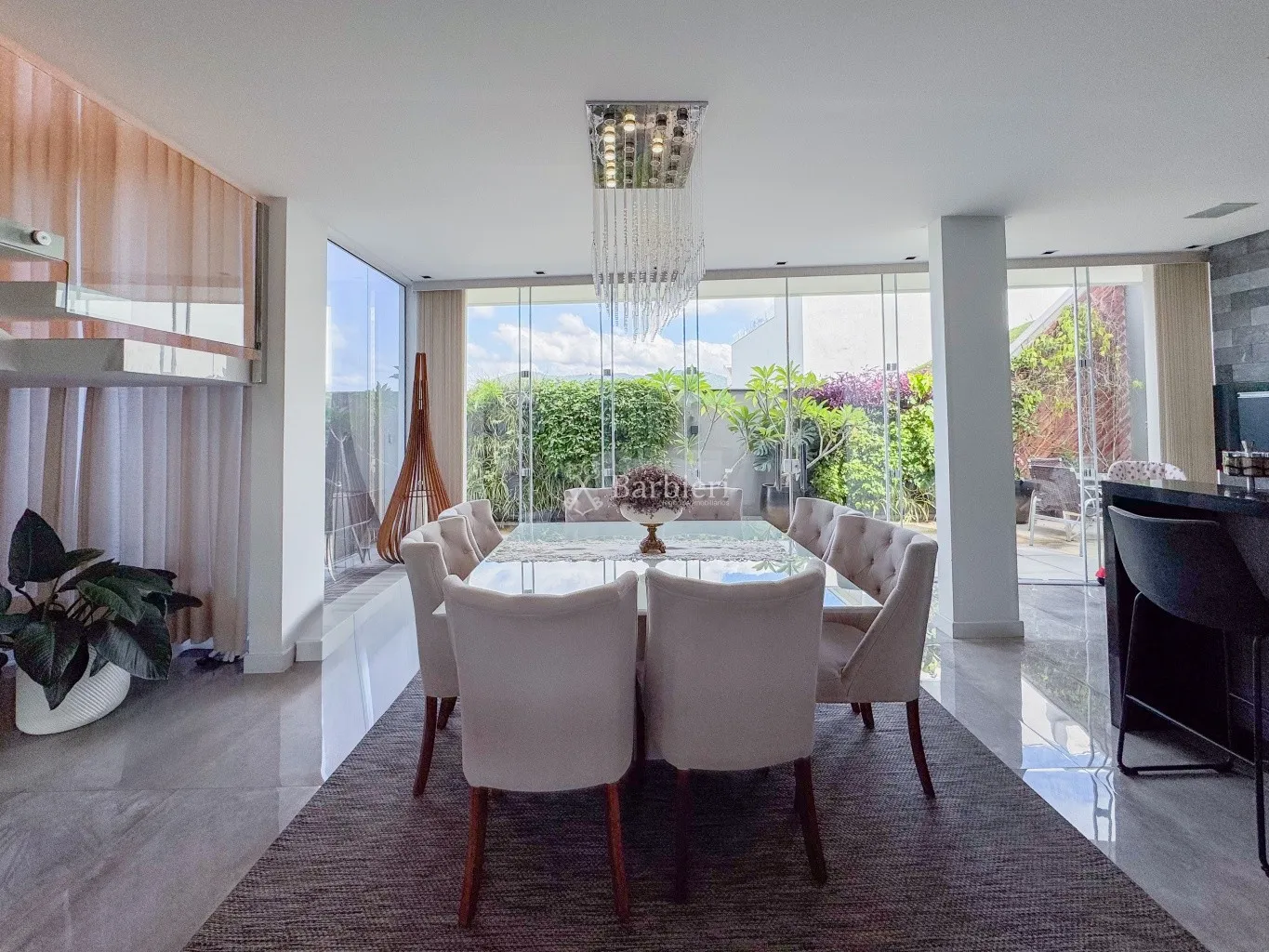 Casa de Alto Padrão com 3 Suítes, Piscina de Borda Infinita e Energia Solar em Condomínio Completo — foto 7