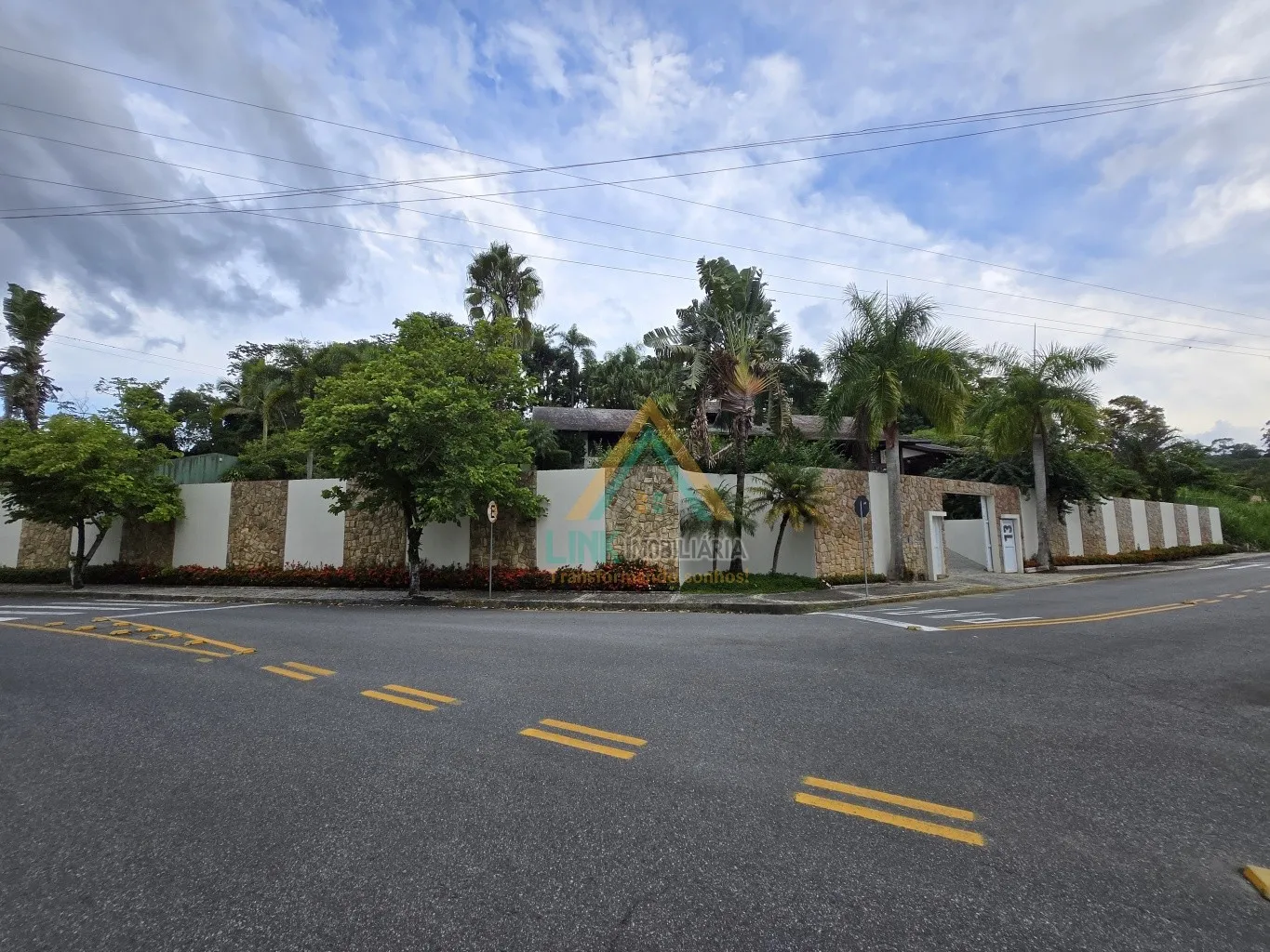 Casa Exclusiva de Alto Padrão no Centro de Pomerode com 700,00m de Área Construída. - foto 1