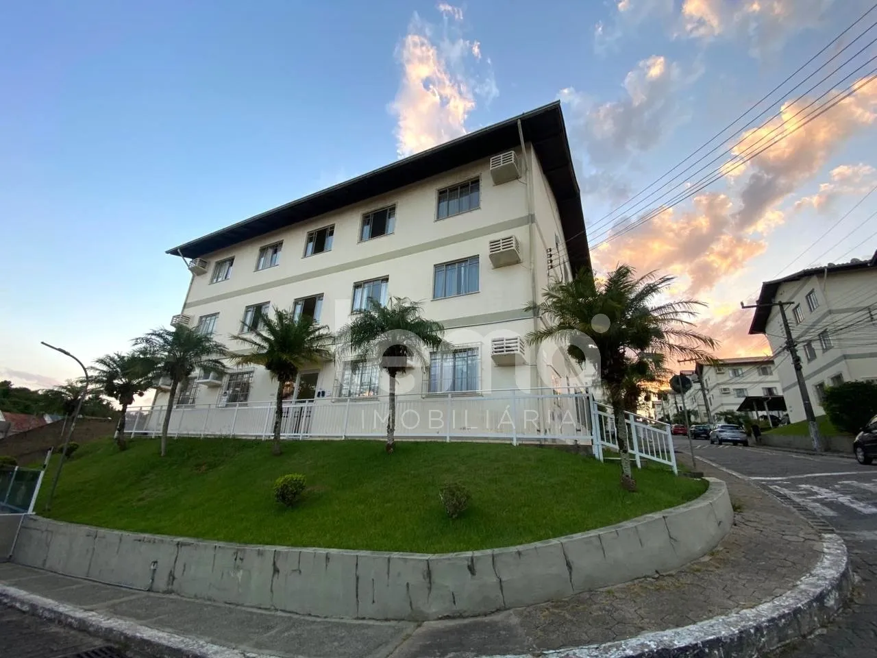 Apartamento semimobiliado com 3 dormitórios, no bairro Água Verde em Blumenau. - foto 1
