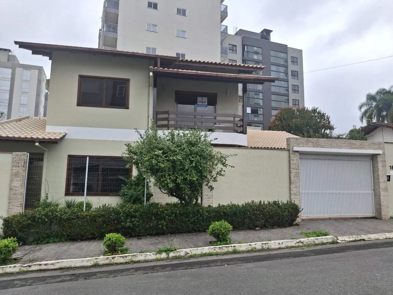 Casa localizada em rua tranquila com ótimo padrão - foto 1