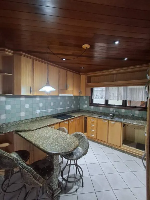 Casa localizada em rua tranquila com ótimo padrão — foto 2