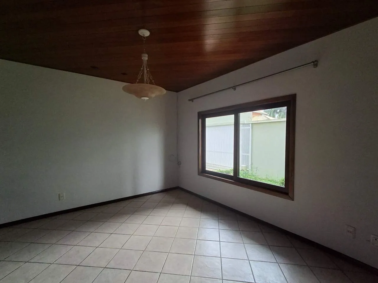 Casa localizada em rua tranquila com ótimo padrão — foto 5