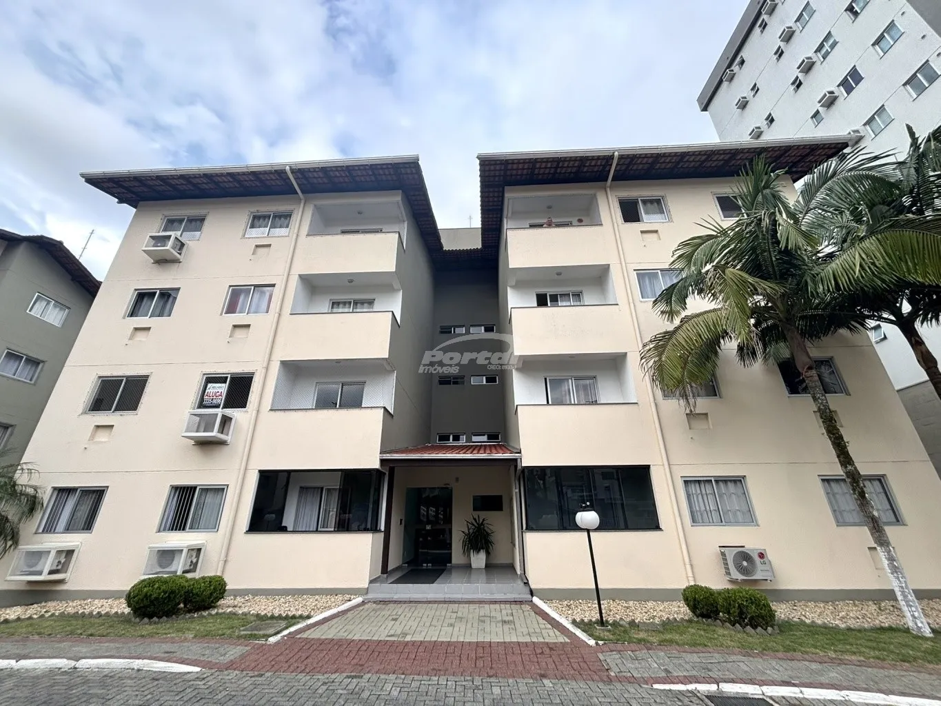 Apartamento com aproximadamente 80m, contendo 03 dormitórios sendo 01 suíte, ampla sala de estar com sacada, cozinha, sala de jantar, banheiro social, ampla area de serviço e 01 vaga de garagem. - foto 1