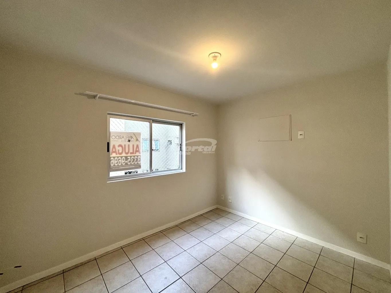 Apartamento com aproximadamente 80m, contendo 03 dormitórios sendo 01 suíte, ampla sala de estar com sacada, cozinha, sala de jantar, banheiro social, ampla area de serviço e 01 vaga de garagem. — foto 2