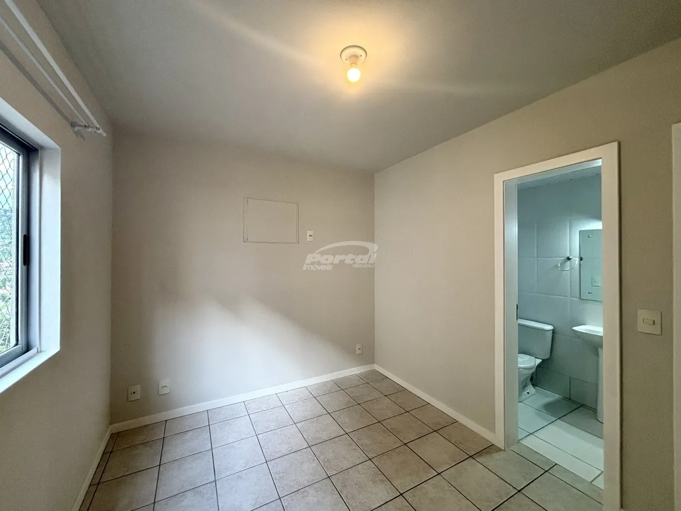 Apartamento com aproximadamente 80m, contendo 03 dormitórios sendo 01 suíte, ampla sala de estar com sacada, cozinha, sala de jantar, banheiro social, ampla area de serviço e 01 vaga de garagem. — foto 3