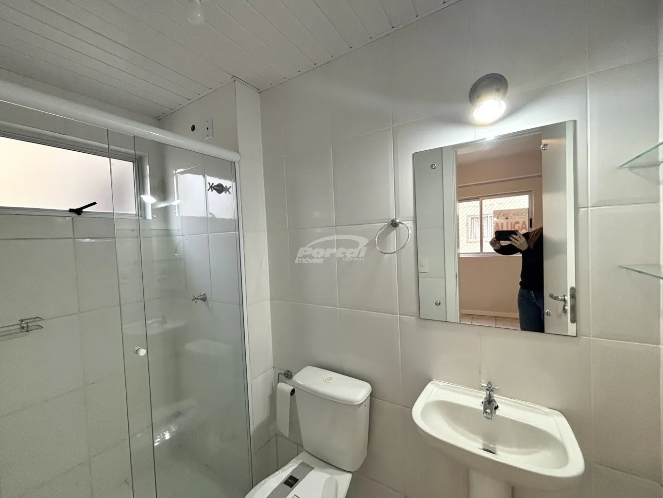 Apartamento com aproximadamente 80m, contendo 03 dormitórios sendo 01 suíte, ampla sala de estar com sacada, cozinha, sala de jantar, banheiro social, ampla area de serviço e 01 vaga de garagem. — foto 4