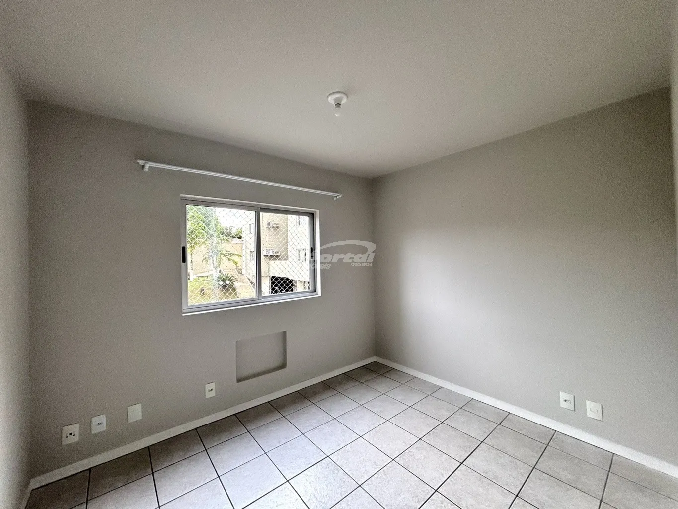 Apartamento com aproximadamente 80m, contendo 03 dormitórios sendo 01 suíte, ampla sala de estar com sacada, cozinha, sala de jantar, banheiro social, ampla area de serviço e 01 vaga de garagem. — foto 5