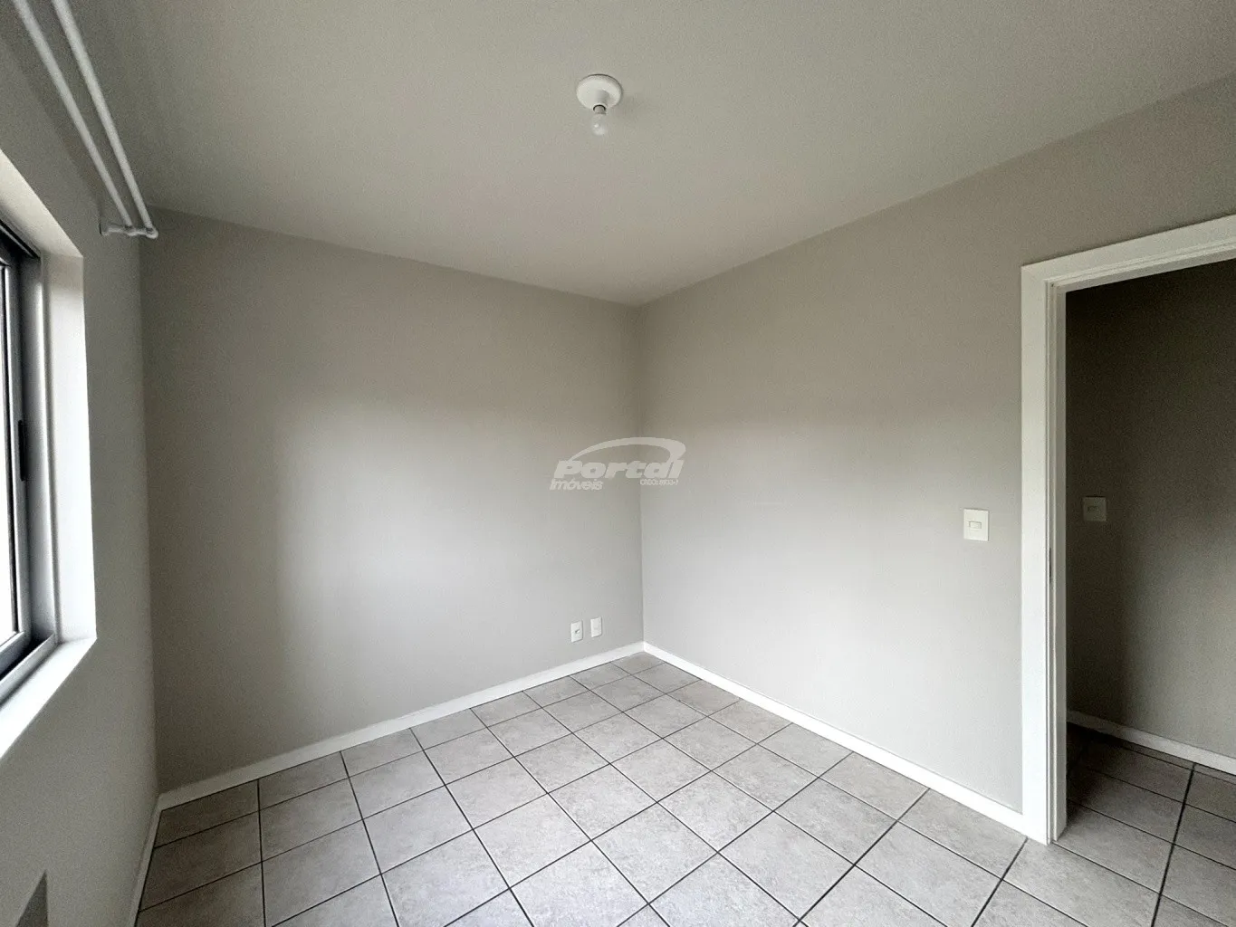 Apartamento com aproximadamente 80m, contendo 03 dormitórios sendo 01 suíte, ampla sala de estar com sacada, cozinha, sala de jantar, banheiro social, ampla area de serviço e 01 vaga de garagem. — foto 6