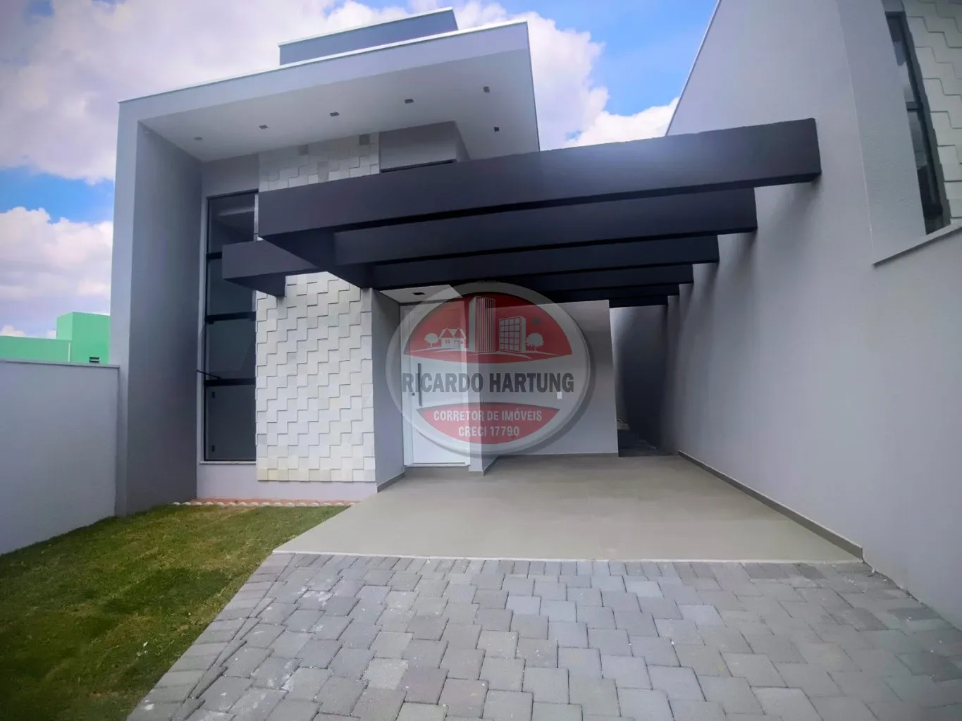 Casa Térrea com Pé-Direito Duplo no Bairro Passo Manso - foto 1