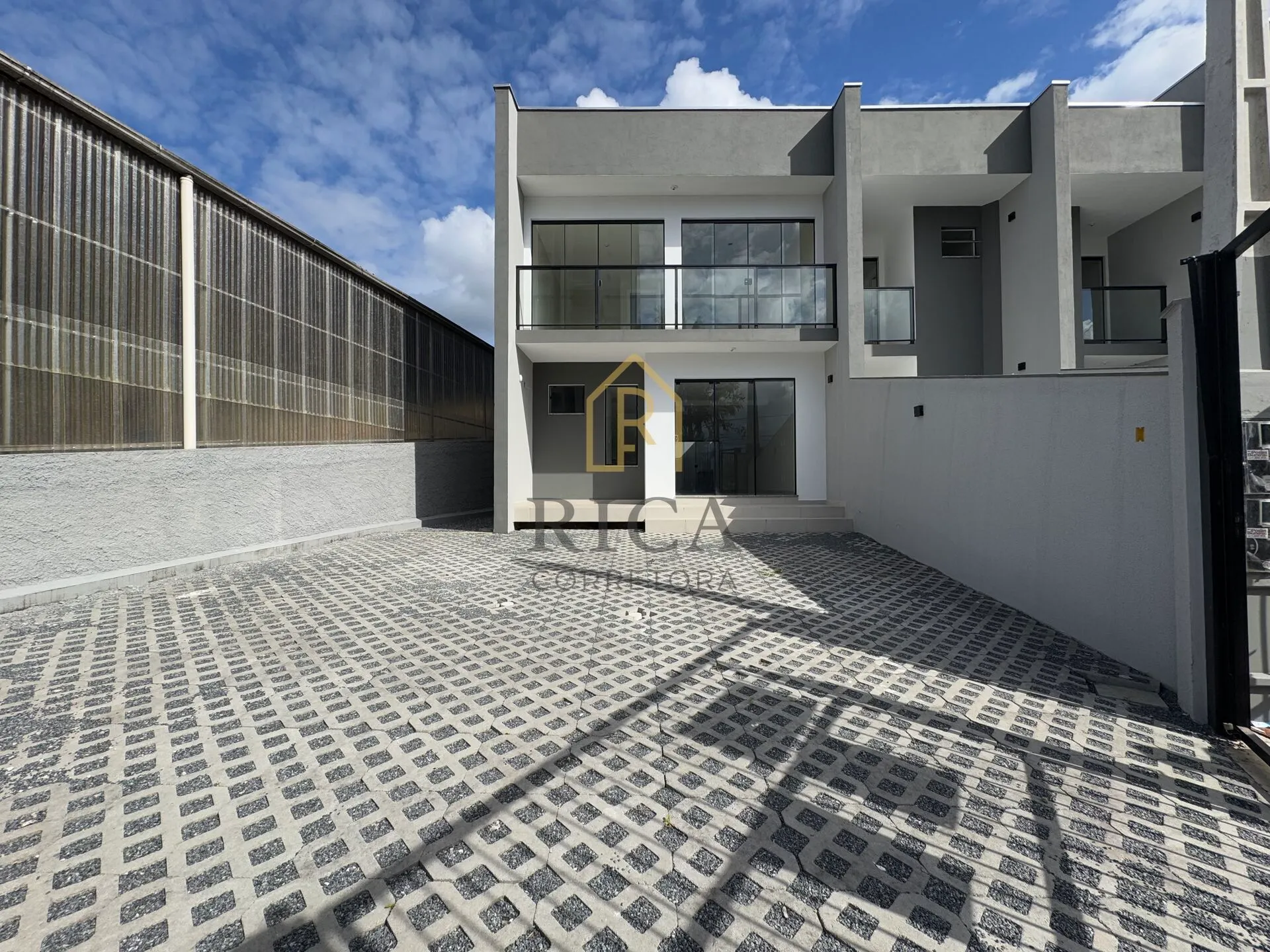 Sobrado à Venda Pronto no Bairro Escola Agrícola - foto 1