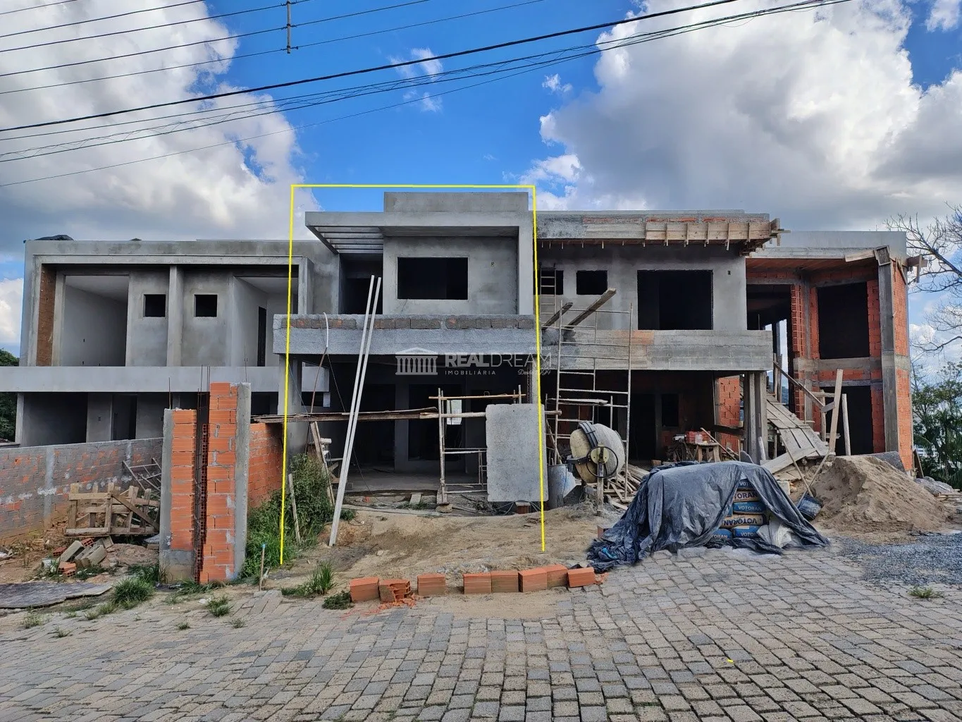 Sobrado de 3 dormitórios, sendo um dormitório suíte e 2 vagas de garagem. - foto 1