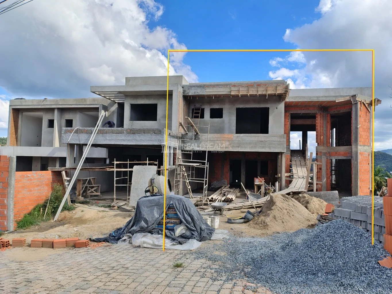 Sobrado com 3 suítes e 2 vagas de garagem. - foto 1