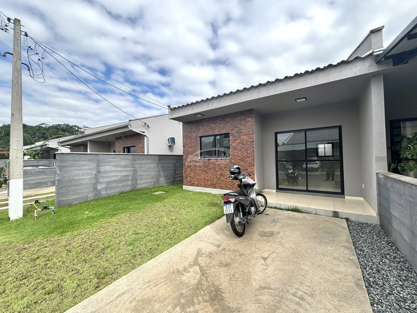 Imóvel com aproximadamente 70m, contendo 02 dormitórios sendo 01 suíte, ampla sala de estar, cozinha e sala de jantar conjugadas, banheiro social, área de serviço, amplo quintal nos fundos e 01 vaga de garagem. - foto 1