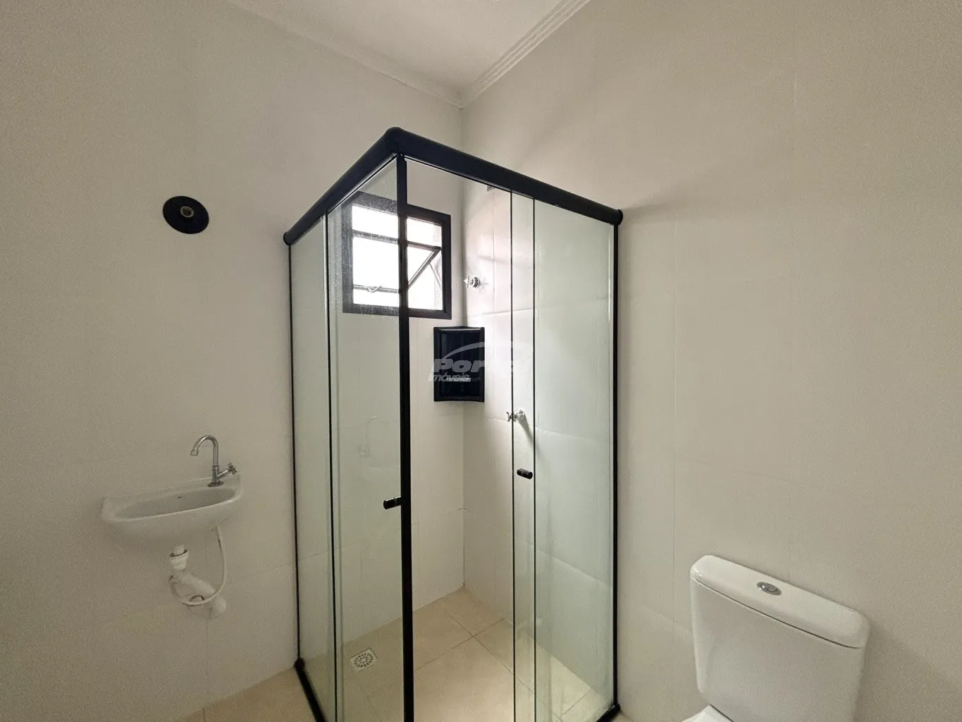 Imóvel com aproximadamente 70m, contendo 02 dormitórios sendo 01 suíte, ampla sala de estar, cozinha e sala de jantar conjugadas, banheiro social, área de serviço, amplo quintal nos fundos e 01 vaga de garagem. — foto 6