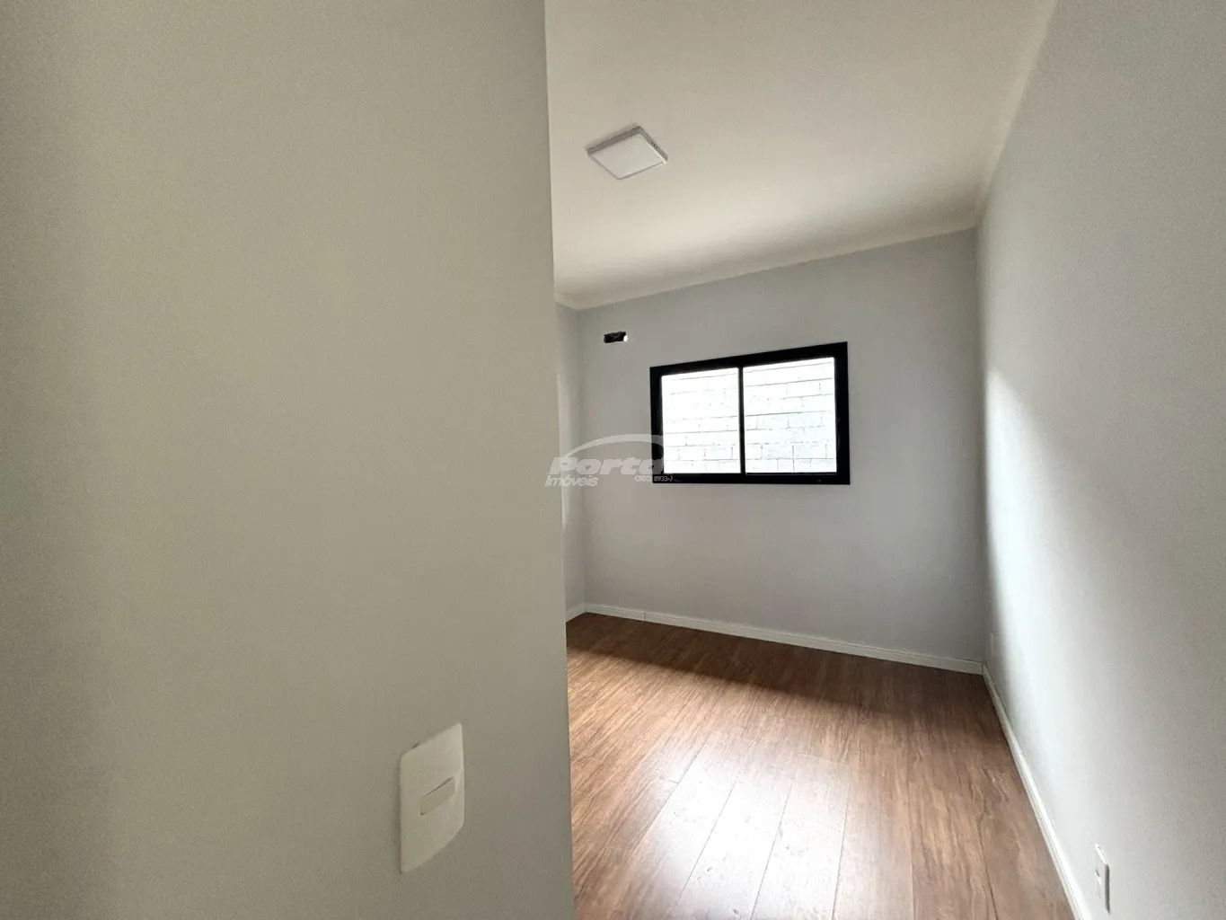 Imóvel com aproximadamente 70m, contendo 02 dormitórios sendo 01 suíte, ampla sala de estar, cozinha e sala de jantar conjugadas, banheiro social, área de serviço, amplo quintal nos fundos e 01 vaga de garagem. — foto 7