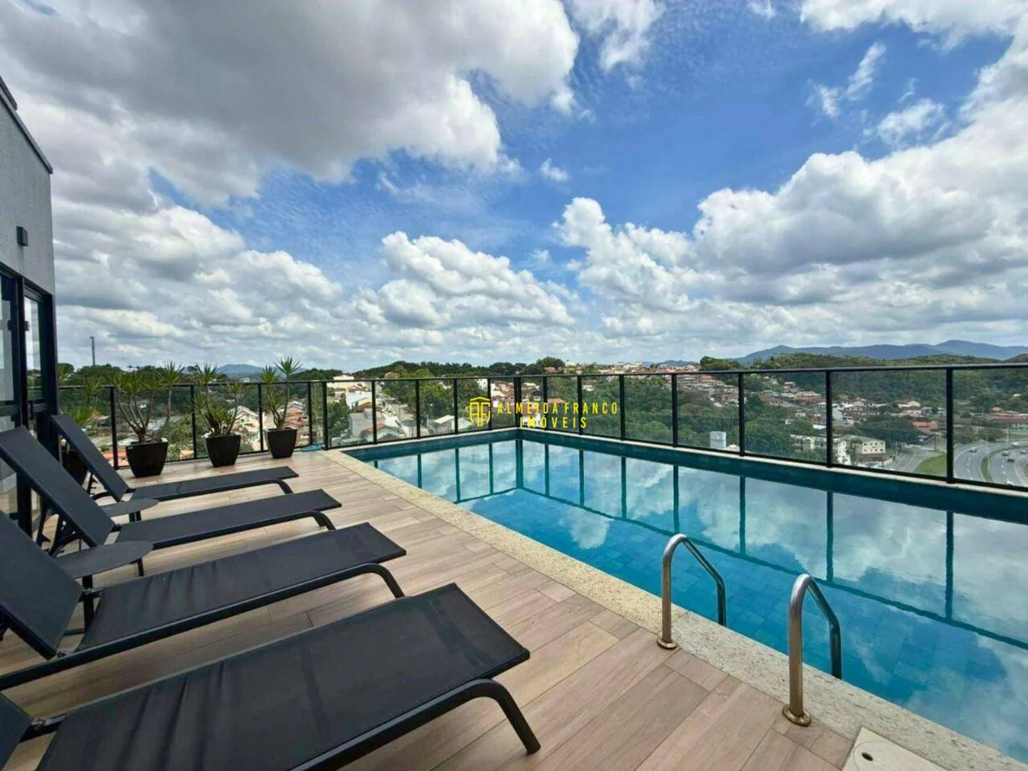 Apartamento semi mobiliado com 1 suíte + 1 dormitório - Condomínio Completo - foto 1