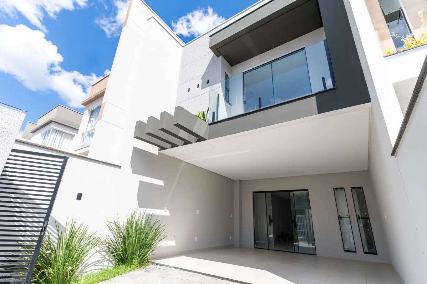 Belíssimo sobrado à venda no bairro Velha Central, unindo conforto, estilo e excelente localização. - foto 1