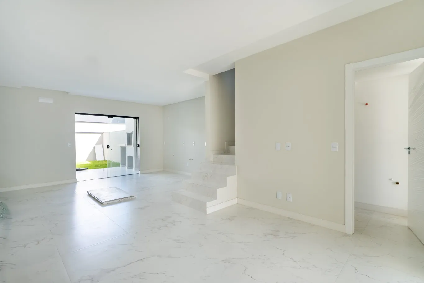 Belíssimo sobrado à venda no bairro Velha Central, unindo conforto, estilo e excelente localização. — foto 3