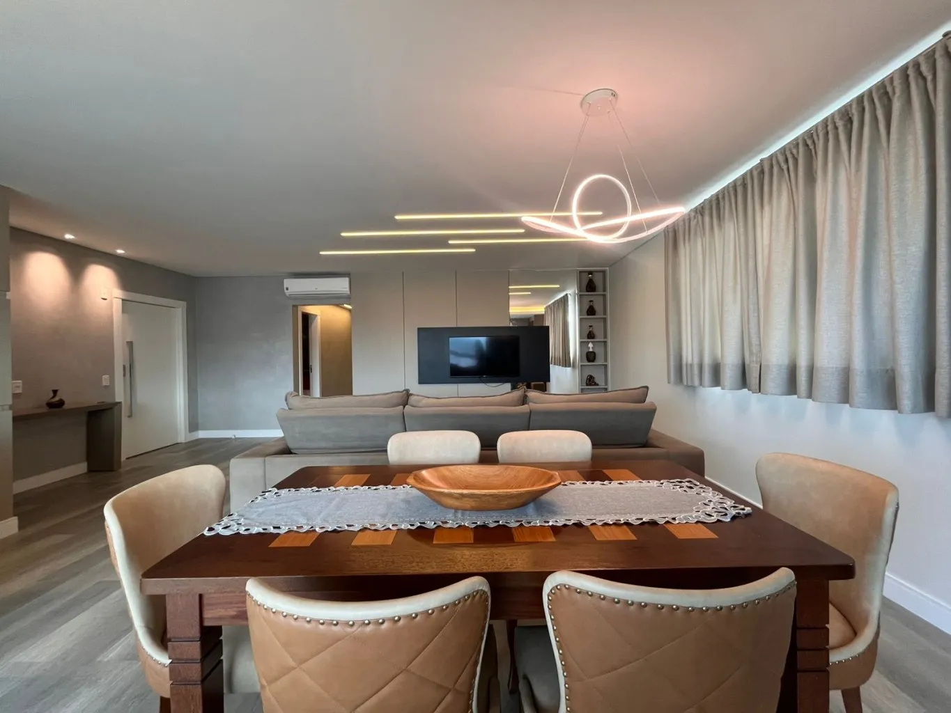 Apartamento alto padrão na Meia Praia à venda, um clássico bem resolvido! — foto 2