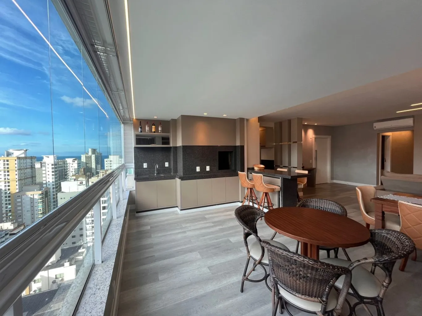 Apartamento alto padrão na Meia Praia à venda, um clássico bem resolvido! — foto 6