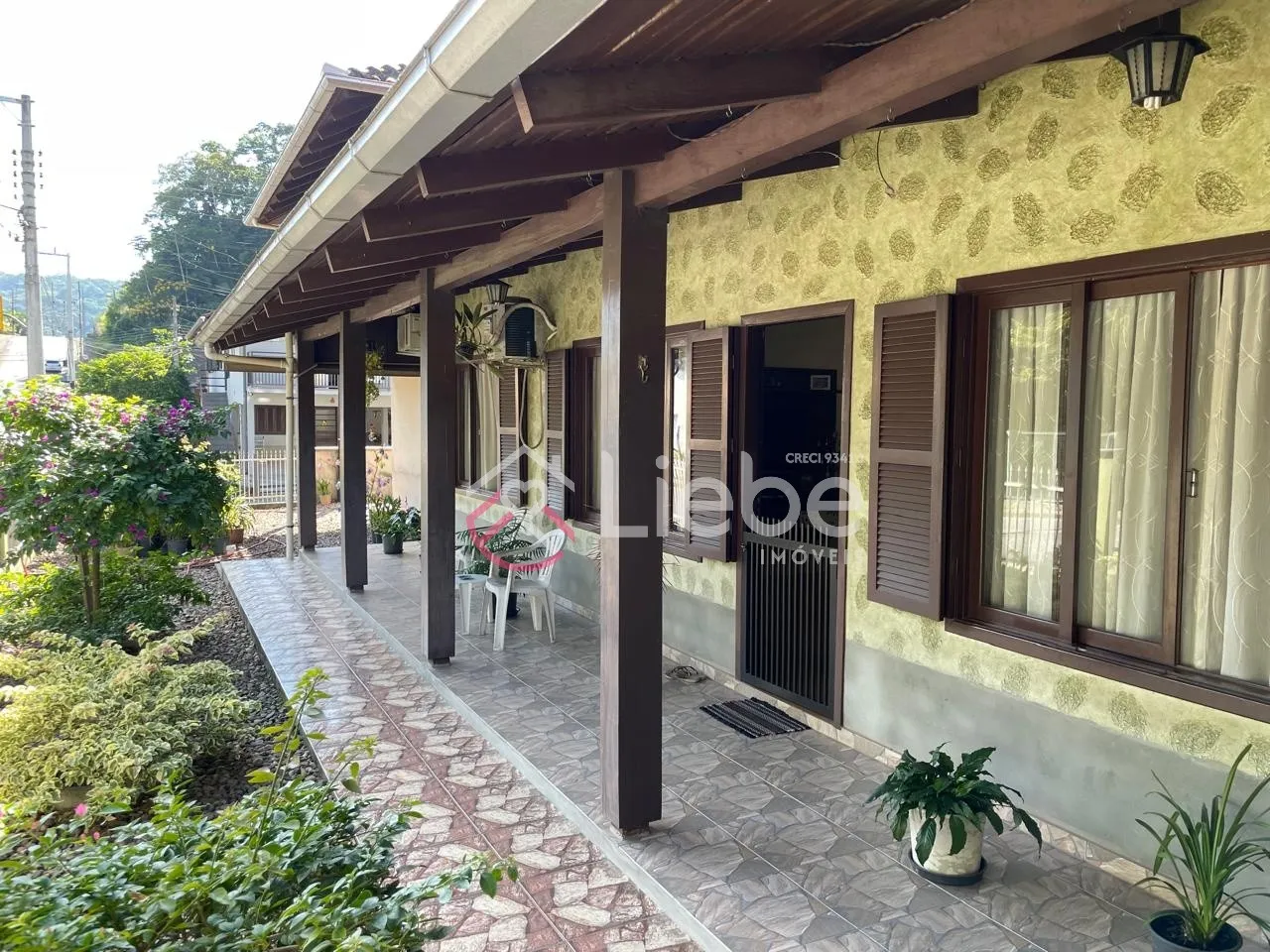 Oportunidade de imóvel com duas casas no bairro Centro com 250,00m de construção num terreno de esquina com 340,80m e frente de 24,00 metros. - foto 1