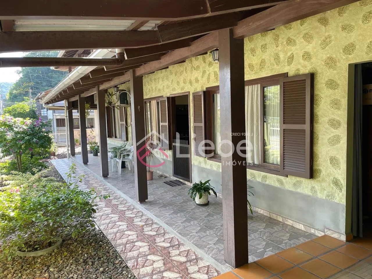 Oportunidade de imóvel com duas casas no bairro Centro com 250,00m de construção num terreno de esquina com 340,80m e frente de 24,00 metros. — foto 2