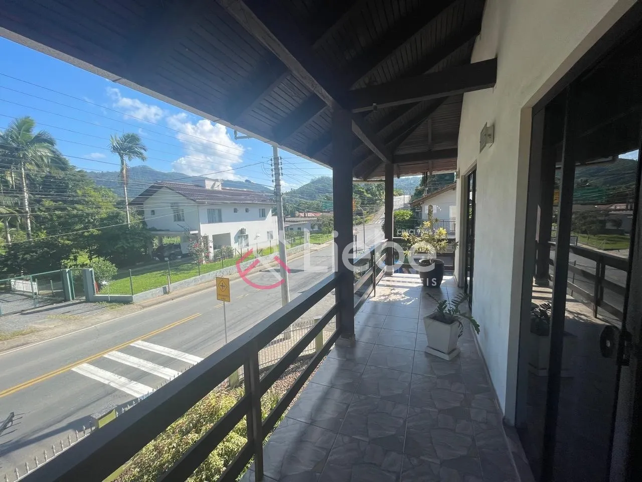 Oportunidade de imóvel com duas casas no bairro Centro com 250,00m de construção num terreno de esquina com 340,80m e frente de 24,00 metros. — foto 7